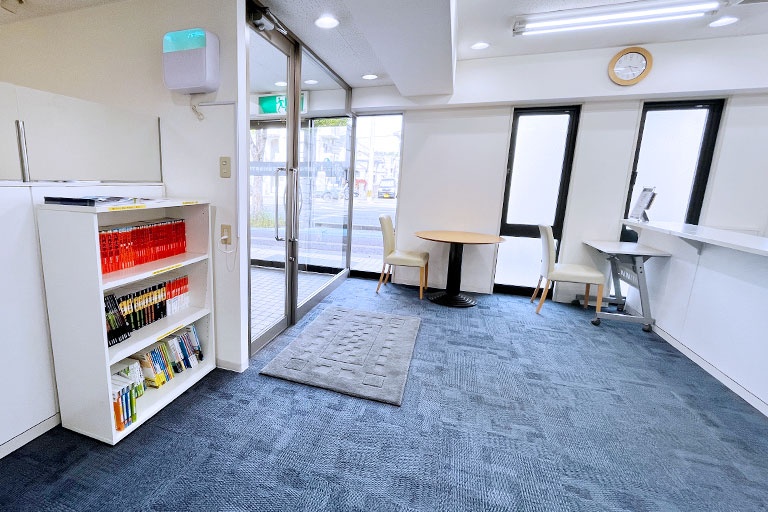 充実の学習環境:明るく清潔なエントランス。入りやすい雰囲気づくりを心がけています。