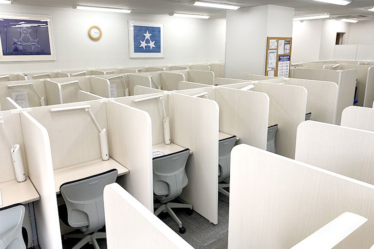 充実の学習環境:自習スペースは1人ひとり区切られた設計。しっかりと自分の勉強に集中できます!