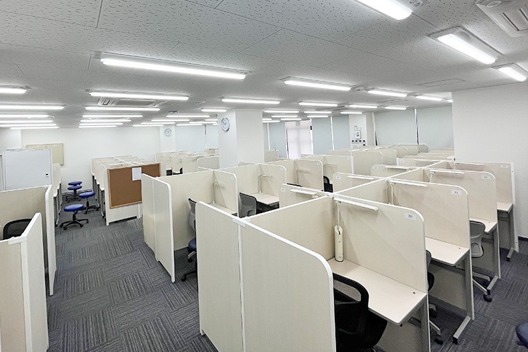 充実の学習環境:パーテーションで区切られた集中しやすいブースでレッスン。