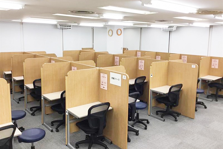 充実の学習環境:集中しやすいようパーテーションで区切られた授業ブース。