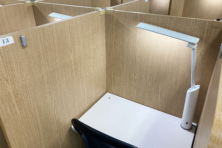 充実の学習環境:無料で使用できる自習席。集中しやすいと評判です。
