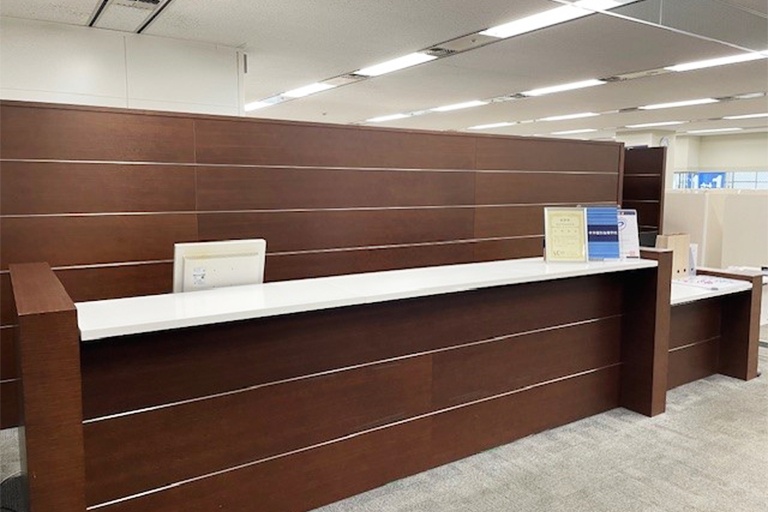 充実の学習環境:開放的な受付カウンター。ご質問・ご相談など、どんな小さなことでもお気軽にお声かけください