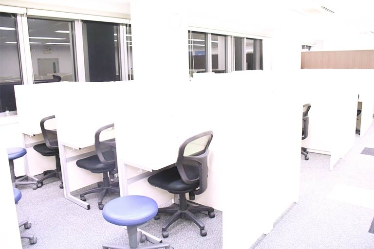 充実の学習環境:個別指導ブース。演習中も講師がいつも隣にいて、質問がしやすい環境です。