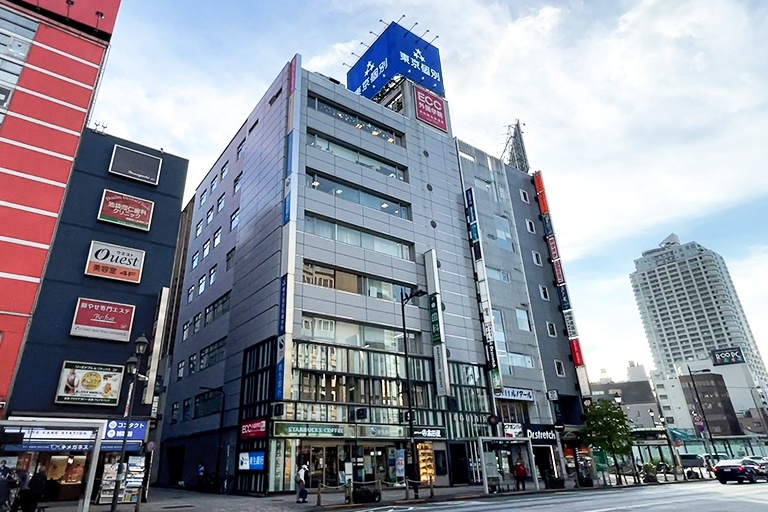 充実の学習環境:JR池袋駅西口を出た「エキニア池袋」3Fが池袋西口教室です。