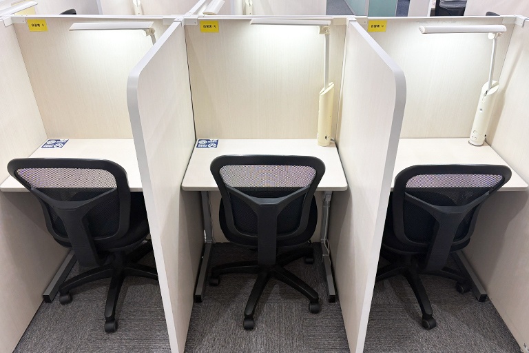 充実の学習環境:自習スペースは1人ひとり区切られた設計。しっかりと自分の勉強に集中できます!