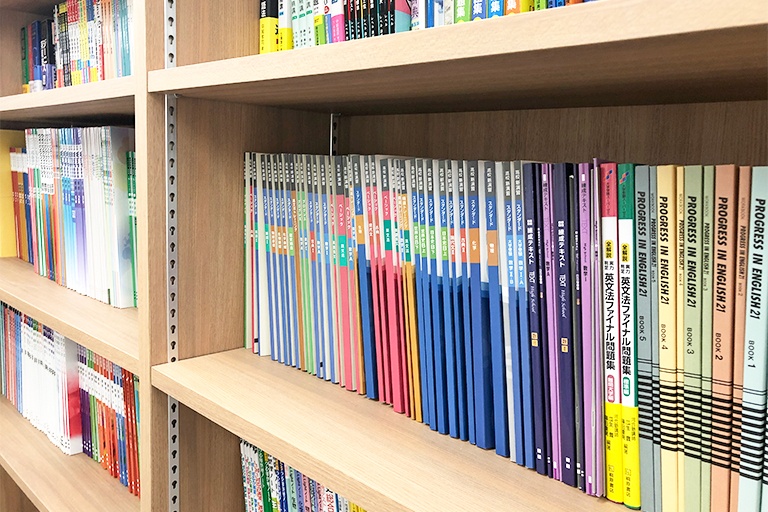 充実の学習環境:対応テキストは十分な種類・量を準備。神楽坂周辺の学校でお使いの教科書も対応可能です。