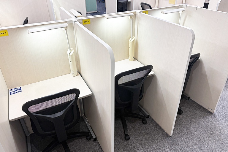 充実の学習環境:無料で使用できる自習席。集中しやすいと評判です。