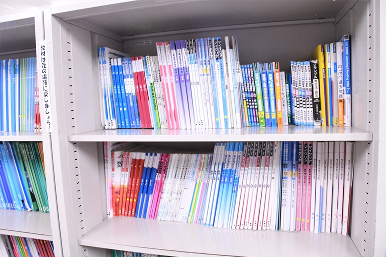充実の学習環境:対応テキストは十分な種類・量を準備。お子さまの課題や目標に合わせて対応しています。
