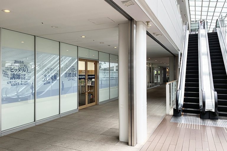 充実の学習環境:教室はこちら。安心・安全の立地です。