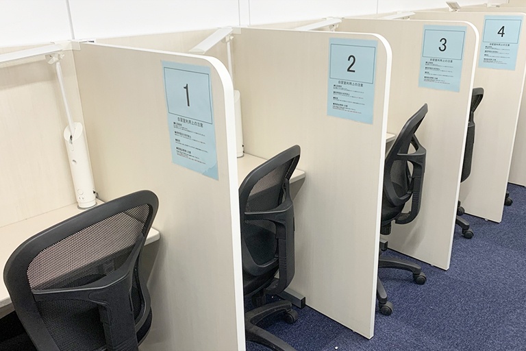 充実の学習環境:自習スペースは1人ひとり区切られた設計。しっかりと自分の勉強に集中できます!