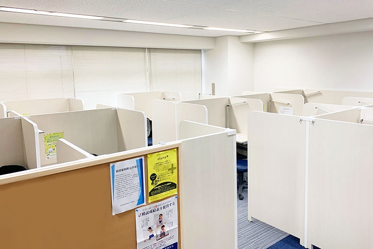 充実の学習環境:集中しやすいようパーテーションで区切られた授業ブース。