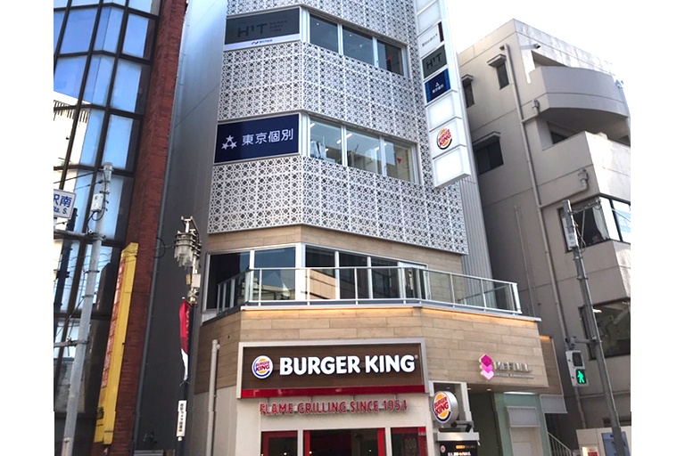 充実の学習環境:教室はこちらの建物の3階。千歳烏山駅近くの通いやすい立地です。