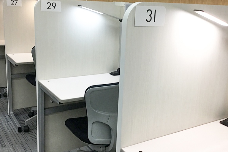 充実の学習環境:自習スペースは1人ひとり区切られた設計。しっかりと自分の勉強に集中できます!