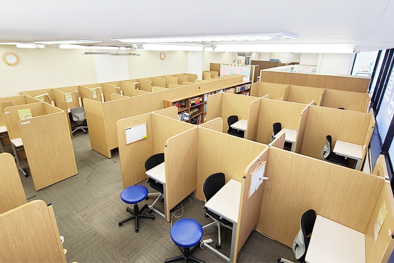 充実の学習環境:パーテーションで1人ずつ区切られているので、自分の勉強に集中できます。