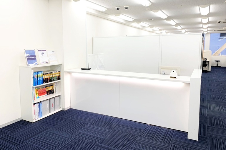 充実の学習環境:開放的な受付カウンター。ご質問・ご相談など、どんな小さなことでもお気軽にお声かけください