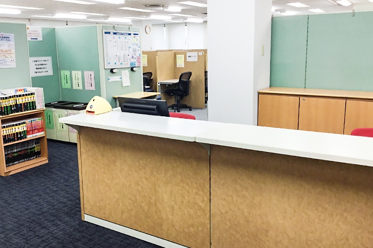 充実の学習環境:教室で何かわからないことがあれば、受付カウンターまでお気軽にご相談ください。