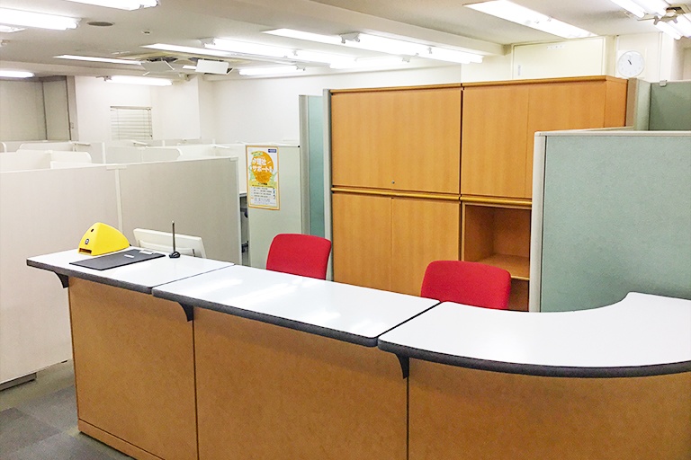 充実の学習環境:開放的な受付カウンター。ご質問・ご相談など、どんな小さなことでもお気軽にお声かけください。