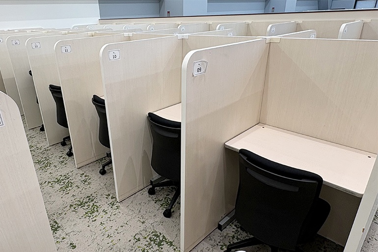 充実の学習環境:自習席は50席ご用意!1人ひとり区切られているため、勉強に集中できます。