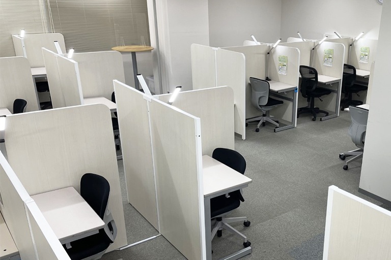 充実の学習環境:自習スペースは1人ひとり区切られた設計。しっかりと自分の勉強に集中できます!