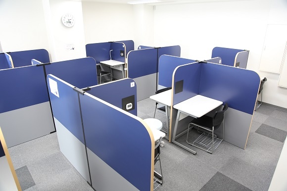 充実の学習環境:レッスンブースです。集中して学習に取り組めますよ。