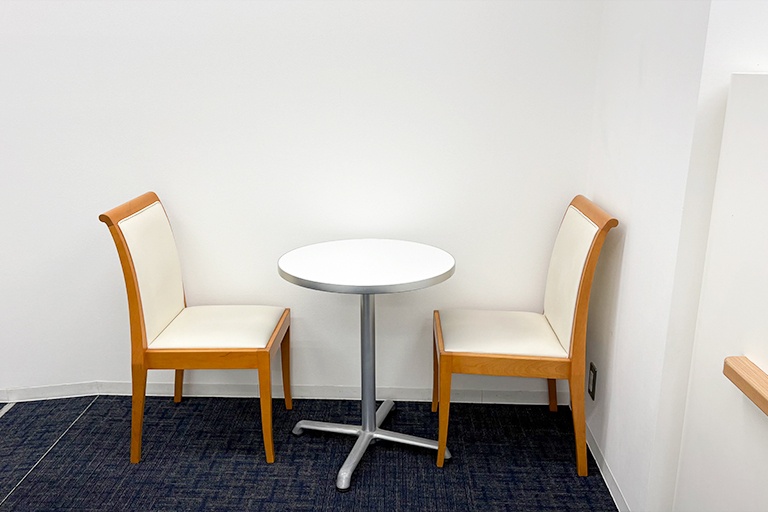 充実の学習環境:オープンな環境のフリースペース。お気軽にご質問・ご相談などをしていただけます。