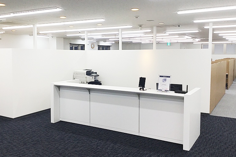 充実の学習環境:開放的な受付カウンター。お気軽にお声かけください