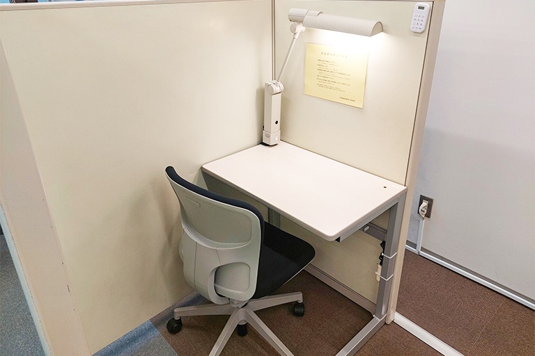 充実の学習環境:こちらの自習スペースは1人ひとり区切られた設計。しっかりと自分の勉強に集中できます!