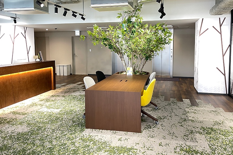 充実の学習環境:オープンな環境のフリースペース。お気軽にご質問・ご相談などをしていただけます。