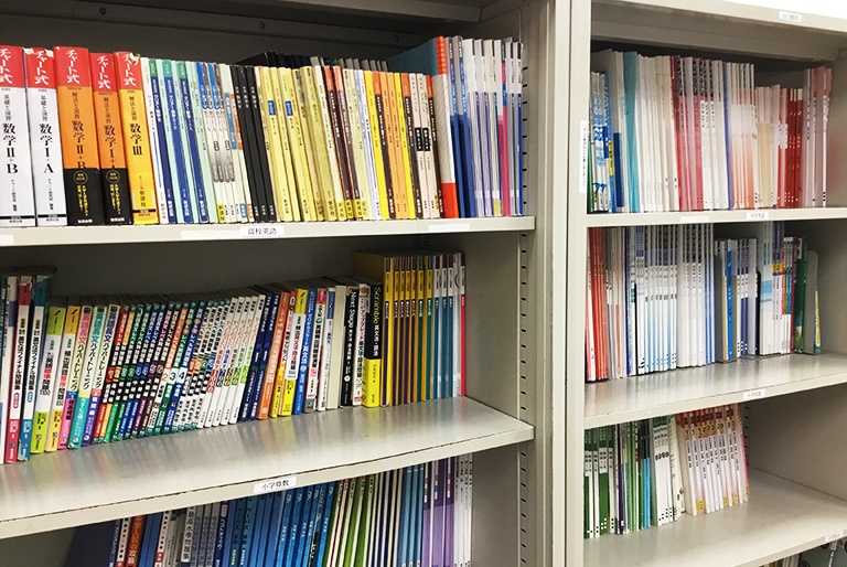 充実の学習環境:対応テキストは十分な種類・量を準備。お子さまの課題や目標に合わせて対応しています。