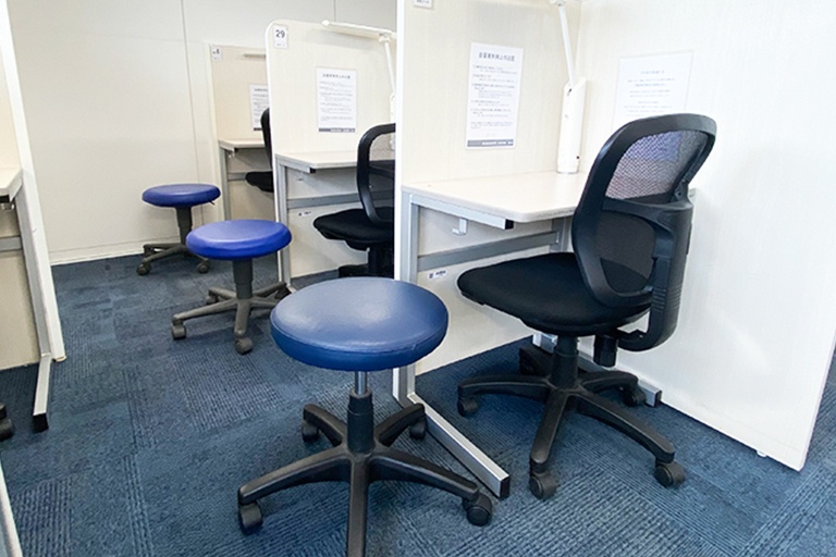 充実の学習環境:自習スペースは1人ひとり区切られた設計。しっかりと自分の勉強に集中できます!