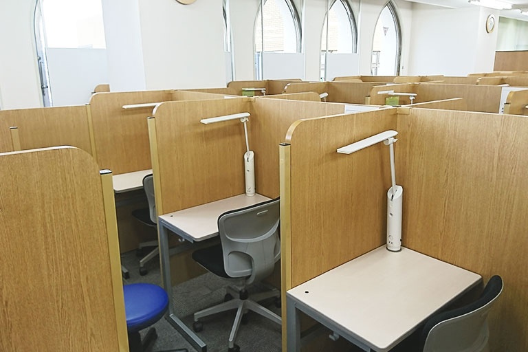 充実の学習環境:集中しやすいようパーテーションで区切られた授業ブース。