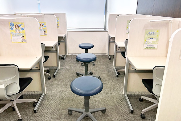 充実の学習環境:個別指導ブース。演習中も講師がいつも隣にいて、質問がしやすい環境です。