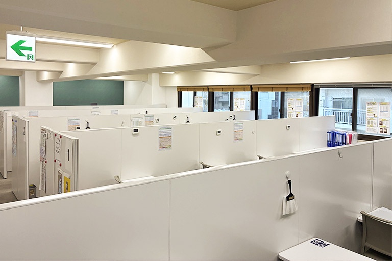 充実の学習環境:パーテーションで区切られた集中しやすいブース