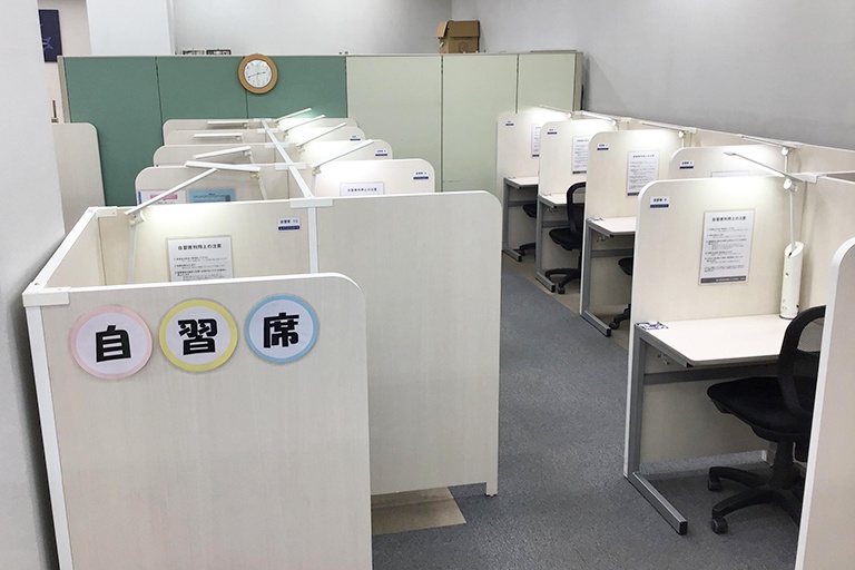 充実の学習環境:パーソナルに区切られた自習席。集中しやすいとご好評いただいています。