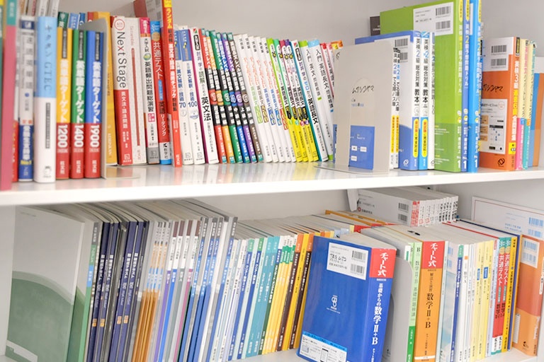 充実の学習環境:対応テキストは十分な種類・量を準備。お子さまの課題や目標に合わせて対応しています。