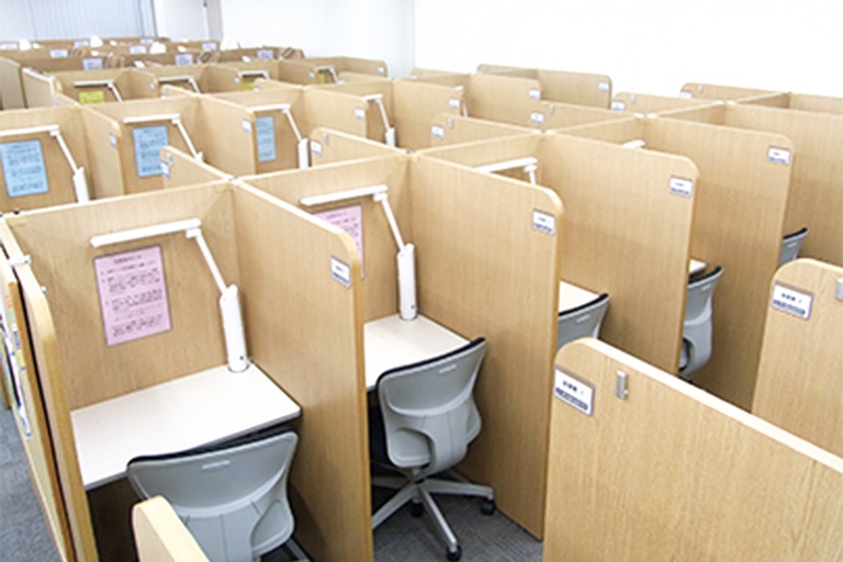 充実の学習環境:無料で使用できる自習席。集中しやすいと評判です。使用する度の消毒を徹底しております。