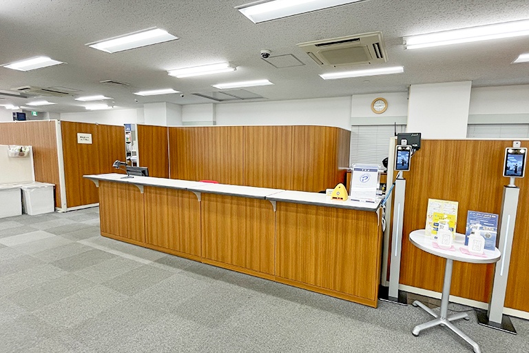 充実の学習環境:教室で何かわからないことがあれば、受付カウンターまでお気軽にご相談ください。