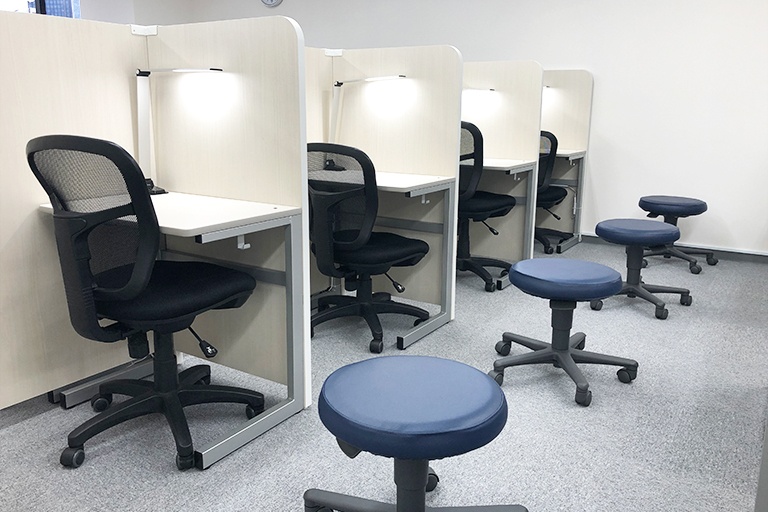 充実の学習環境:講師1人に生徒2人までの完全個別指導。きめ細やかなサポートで成果を実現します。