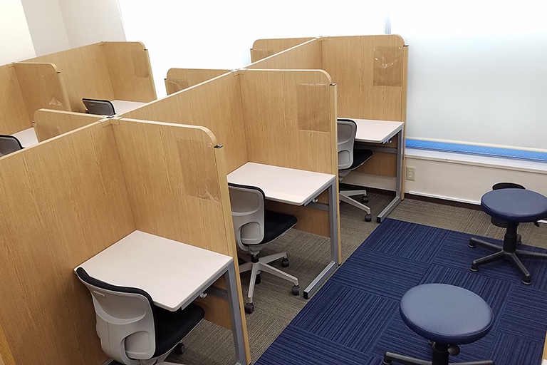 充実の学習環境:個別指導ブース。演習中も講師がいつも隣にいて、質問がしやすい環境です。