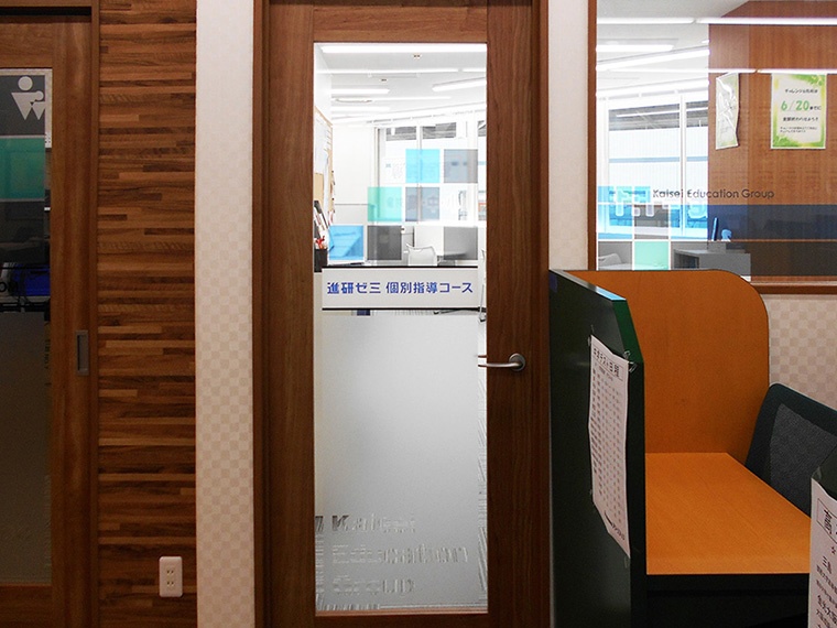 充実の学習環境:受付は4階です。入り口はこちらから!