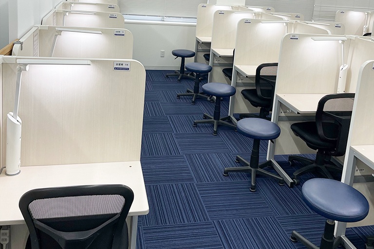 充実の学習環境:1人ひとり区切られた設計のため、しっかりと自分の勉強に集中できます!