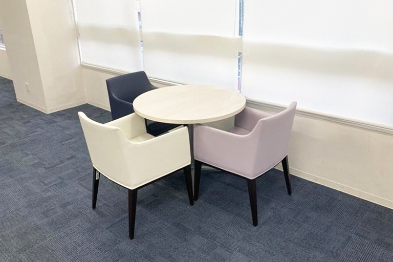 充実の学習環境:オープンな環境のフリースペース。お気軽にご質問・ご相談などをしていただけます。