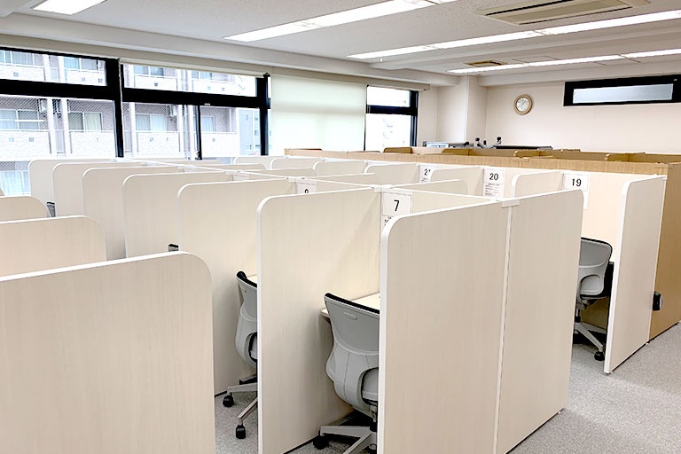 充実の学習環境:自習スペースは1人ひとり区切られた設計。しっかりと自分の勉強に集中できます!