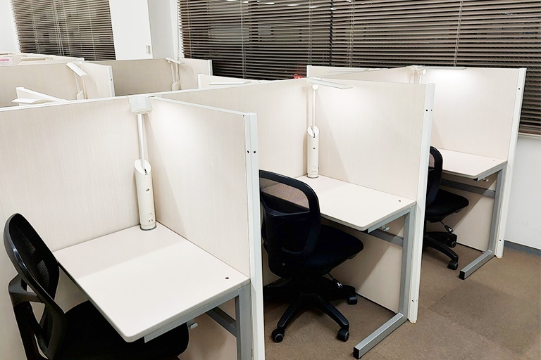 充実の学習環境:静かで1人ひとり区切られた席で集中しやすい自習スペース。