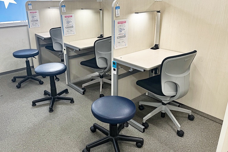 充実の学習環境:集中しやすいようパーテーションで区切られた授業ブース。