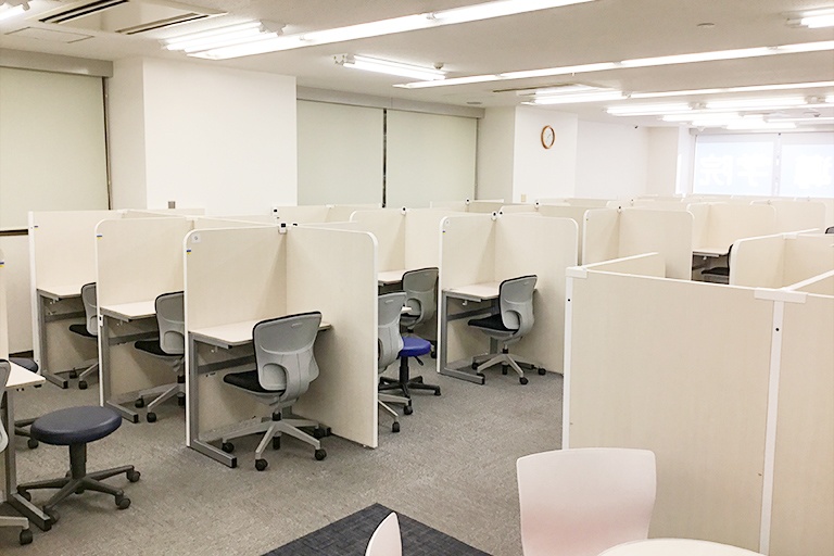 充実の学習環境:教室は明るく開放的で、塾に来たくなるような雰囲気を心がけています。