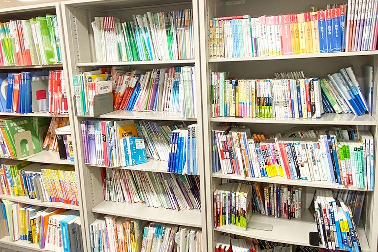 充実の学習環境:対応テキストは十分な種類・量を準備。お子さまの課題や目標に合わせて対応しています。