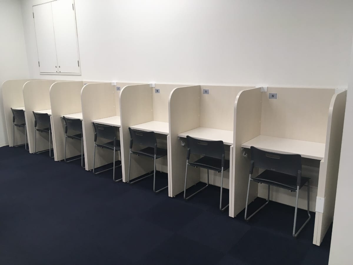 充実の学習環境:自習ブースです。レッスンのない曜日、時間帯でも使い放題です!