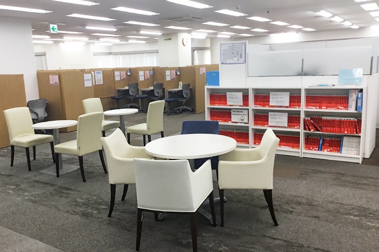 充実の学習環境:スタッフとの距離が近いオープンスペース。学習相談・自習対応が可能です。