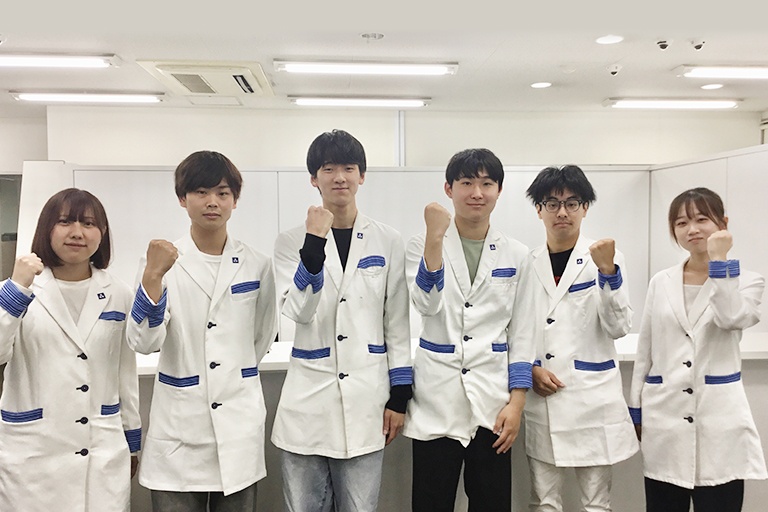 充実の学習環境:教室全体で、お子さま1人ひとりの目標達成を全力サポート。西新教室では、近隣学校の定期テストや学校情報を把握。最適な指導につなげています。